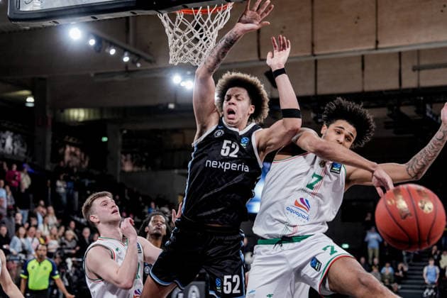 Germany Basketball EuroCup Season 2025 26 16 Matchday Veolia Towers Hamburg vs Slask Wroclaw Inselpark Arena Hamburg Zacharie Perrin Veolia Towers Hamburg, 52 , Jakub Urbaniak Slask Wroclaw, 7 , Leonard Thorpe Jr Veolia Towers Hamburg, 2 , Tymoteusz Sternicki Slask Wroclaw, 22 Copyright: xStefanxTrochax