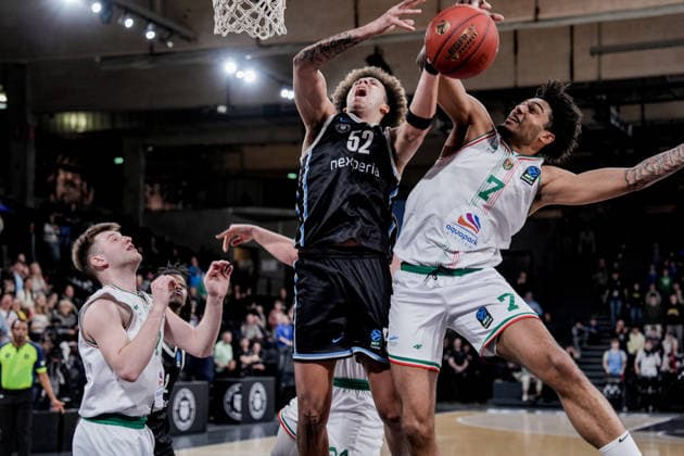 Germany Basketball EuroCup Season 2025 26 16 Matchday Veolia Towers Hamburg vs Slask Wroclaw Inselpark Arena Hamburg Zacharie Perrin Veolia Towers Hamburg, 52 , Jakub Urbaniak Slask Wroclaw, 7 , Tymoteusz Sternicki Slask Wroclaw, 22 , Leonard Thorpe Jr Veolia Towers Hamburg, 2 Copyright: xStefanxTrochax