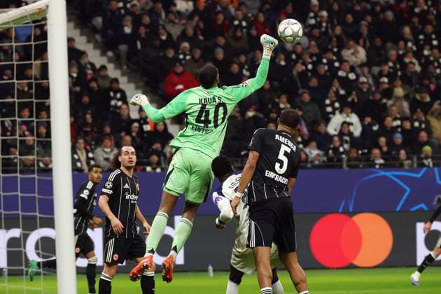 GER, Champions League, Eintracht Frankfurt vs Tottenham Hotpsur 28 01 2026, Deutsche Bank Parkq, Frankfurt am Main, GER, Champions League, Eintracht Frankfurt vs Tottenham Hotpsur in the picture Goalkeeper Kaua Santos Eintracht Frankfurt, 40, green in front of Pape Matar Sarr Tottenham Hotspur, 29, white on the ball and can clear it nordphotoxGmbHx xSJS nph00070
