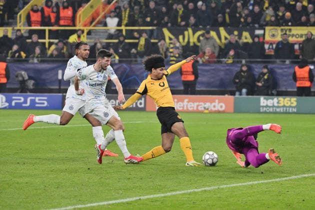 Karim Adeyemi Borussia Dortmund fails to score against goalkeeper Yann Sommer Inter Milan 28 01 2026, Football, UEFA Champions League 2025 2026, Matchday 8, Borussia Dortmund Inter Milan UEFA regulations prohibit any use of photographs as image sequences and or quasi video Dortmund Signal Iduna Park Nordrhein Westfalen Germany Team2