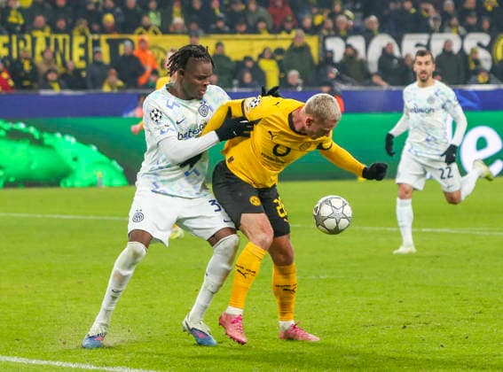 Football UEFA Champions League 2025 26, Matchday 8 League phase Borussia Dortmund vs Inter Milan Signal Iduna Park Stadion Dortmund Julian Ryerson Borussia Dortmund, 26 Yann Bisseck Inter Milan, 31 Dortmund Copyright: xAymanxAlahmedx