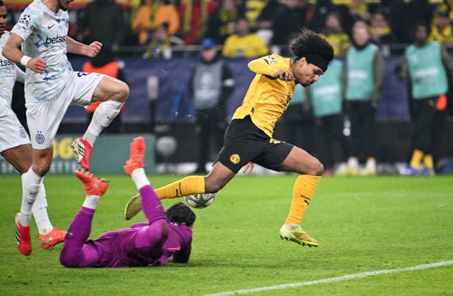 Football, Champions League, Germany, Men, Season 2025 2026, Matchday 8, Signal Iduna Park Dortmund Bor Dortmund Inter Milan Karim Adeyemi BVB , Yann Sommer INT Action