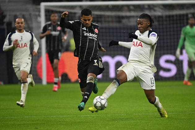 28 01 2026, xjhx, Football UEFA Champions League, Eintracht Frankfurt Tottenham Hotspur v l Ansgar Knauff Eintracht Frankfurt Destiny Udogie Tottenham Hotspur Zweikampf, action, action, battle for the ball Frankfurt am Main