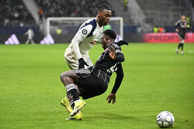 28 01 2026, xjhx, Football UEFA Champions League, Eintracht Frankfurt Tottenham Hotspur v l Cristian Romero Tottenham Hotspur AurÃ lio Buta Eintracht Frankfurt Zweikampf, action, action, battle for the ball Frankfurt am Main