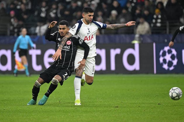 28 01 2026, xjhx, Football UEFA Champions League, Eintracht Frankfurt Tottenham Hotspur v l Ansgar Knauff Eintracht Frankfurt Cristian Romero Tottenham Hotspur duel, action, action, battle for the ball Frankfurt am Main