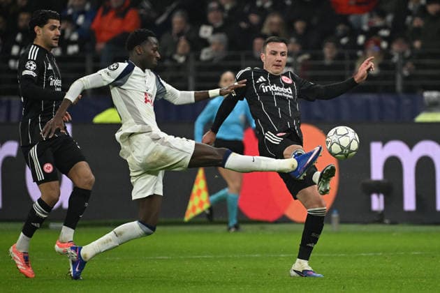 28 01 2026, xjhx, Football UEFA Champions League, Eintracht Frankfurt Tottenham Hotspur v l Pape Matar Sarr Tottenham Hotspur Mario Götze Goetze Eintracht Frankfurt duel, action, action, battle for the ball Frankfurt am Main