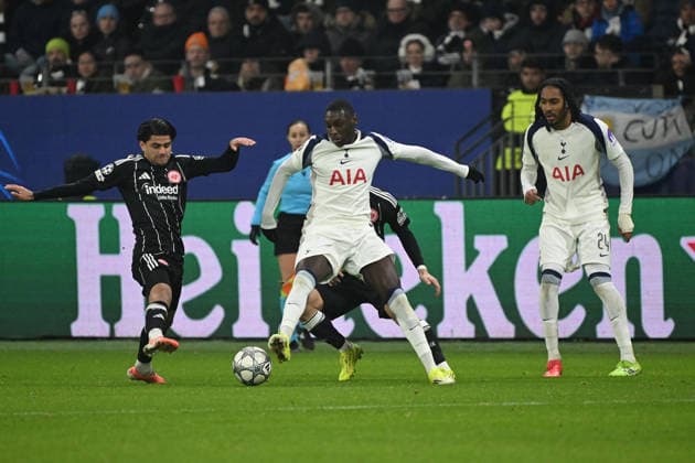 28 01 2026, xjhx, Football UEFA Champions League, Eintracht Frankfurt Tottenham Hotspur v l Mahmoud Dahoud Eintracht Frankfurt Randal Kolo Muani Tottenham Hotspur duel, action, action, battle for the ball Frankfurt am Main