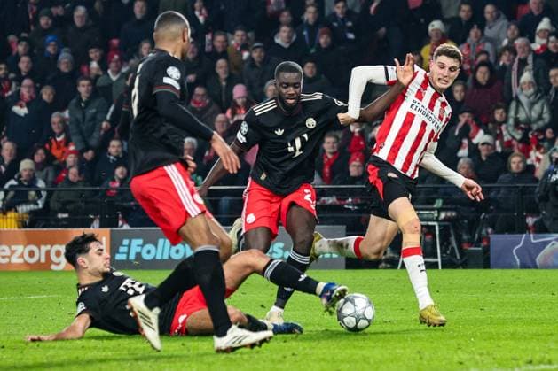 EINDHOVEN - (l-r) Dayot Upamecano of FC Bayern Munich, Guus Til of PSV Eindhoven during the UEFA Champions League match between PSV Eindhoven and FC Bayern Munich at the Phillips Stadium on January 28, 2026, in Eindhoven, Netherlands. BART STOUTJESDIJK ANP UEFA Champions League 2025-2026 xVIxANPxSportx xxANPxIVx 548922374 originalFilename: 548922374.jpg