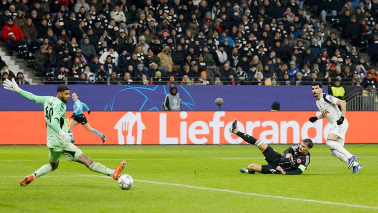 Dominic Solanke Tottenham Hotspur, 19 r Goal scored, scored the goal to 0 2 celebrate the goal, Goalkeeper, Goalkeeper, Eintracht Frankfurt, 40 l is beaten, Robin Koch Eintracht Frankfurt, 4 comes too late 28 01 2026, Soccer, Eintracht Frankfurt vs Tottenham Hotspur UEFA Champions League, GER, Frankfurt, Deutsche Bank Park Copyright: HMBxMedia xHeikoxBecker