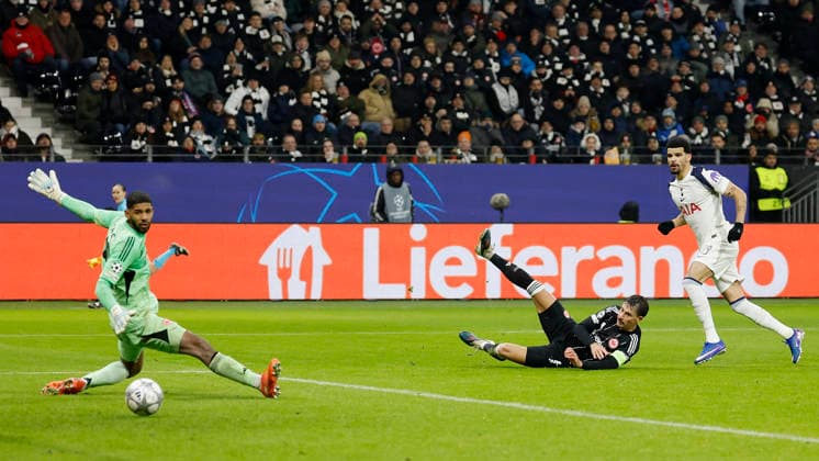 Dominic Solanke Tottenham Hotspur, 19 r Goal scored, scored the goal to 0 2 celebrate the goal, Goalkeeper, Goalkeeper, Eintracht Frankfurt, 40 l is beaten, Robin Koch Eintracht Frankfurt, 4 comes too late 28 01 2026, Soccer, Eintracht Frankfurt vs Tottenham Hotspur UEFA Champions League, GER, Frankfurt, Deutsche Bank Park Copyright: HMBxMedia xHeikoxBecker