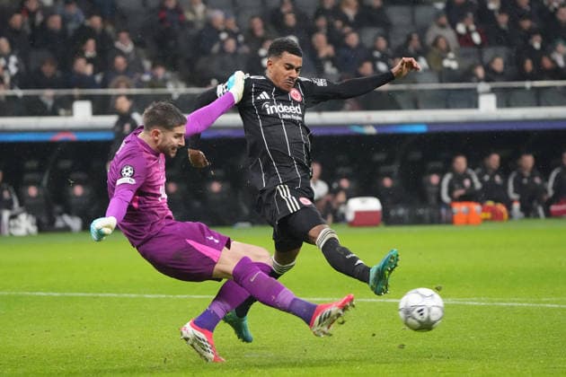 Ansgar Knauff Eintracht Frankfurt puts goalkeeper Guglielmo Vicario Tottenham Hotspur, 1 under pressure Frankfurt 28 01 2026 Eintracht Frankfurt vs Tottenham Hotspurs, Deutsche Bank Park, Matchday 8 Champions League