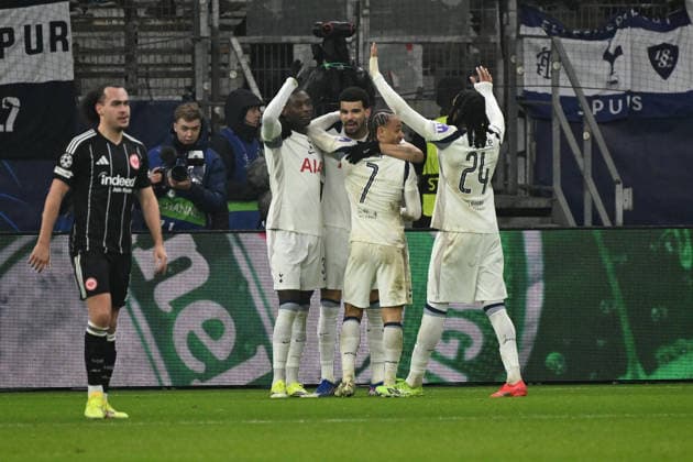 28 01 2026, xjhx, Football UEFA Champions League, Eintracht Frankfurt Tottenham Hotspur v l Goal celebration after the goal to celebrate the goal celebrate 0 2 Dominic Solanke Tottenham Hotspur Frankfurt am Main