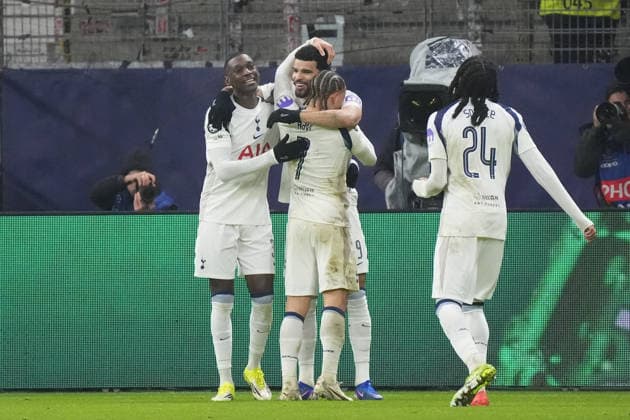 celebrate the goal, goal celebration for 0 2 Dominic Solanke Tottenham Hotspur, 19 with Randal Kolo Muani Tottenham Hotspur, 39 and Xavi Simons Tottenham Hotspur, 7 Frankfurt 28 01 2026 Eintracht Frankfurt vs Tottenham Hotspurs, Deutsche Bank Park, Matchday 8 Champions League