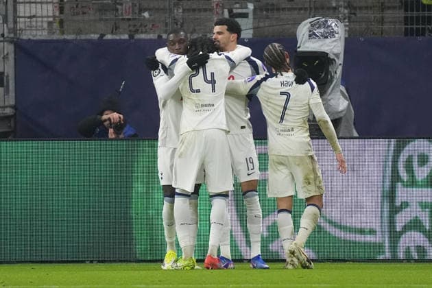 celebrate the goal, goal celebration for 0 2 Dominic Solanke Tottenham Hotspur, 19 with Randal Kolo Muani Tottenham Hotspur, 39 and Xavi Simons Tottenham Hotspur, 7 Frankfurt 28 01 2026 Eintracht Frankfurt vs Tottenham Hotspurs, Deutsche Bank Park, Matchday 8 Champions League