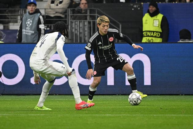 28 01 2026, xjhx, Football UEFA Champions League, Eintracht Frankfurt Tottenham Hotspur v l Djed Spence Tottenham Hotspur Ritsu Doan Eintracht Frankfurt duel, action, action, battle for the ball Frankfurt am Main