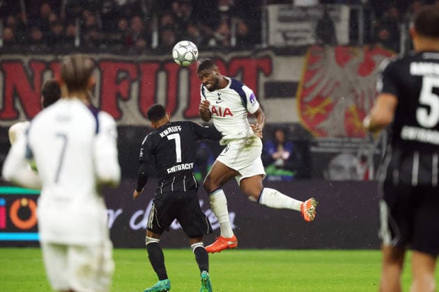 GER, Champions League, Eintracht Frankfurt vs Tottenham Hotpsur 28 01 2026, Deutsche Bank Parkq, Frankfurt am Main, GER, Champions League, Eintracht Frankfurt vs Tottenham Hotpsur in the picture Ansgar Knauff Eintracht Frankfurt, 07, black and Kevin Danso Tottenham Hotspur, 04, white in a header duel duel nordphotoxGmbHx xSJS nph00070