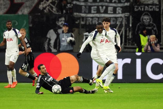 GER, Champions League, Eintracht Frankfurt vs Tottenham Hotspur 28 01 2026, Deutsche Bank Parkq, Frankfurt am Main, GER, Champions League, Eintracht Frankfurt vs Tottenham Hotspur in picture Ellyes Skhiri Eintracht Frankfurt, 15, black and Randal Kolo Muani Tottenham Hotspur, 39, white in duel duel nordphotoxGmbHx xSJS nph00070
