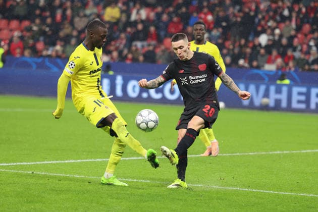 28 01 2026, xrekx, Football UEFA Champions League, Bayer 04 Leverkusen FC Villareal v l Nicolas PÃ pÃ FC Villarreal Alejandro Grimaldo Bayer 04 Leverkusen Zweikampf, Aktion, action, battle for the ball DFL DFB REGULATIONS PROHIBIT ANY USE OF PHOTOGRAPHS as IMAGE SEQUENCES and or QUASI VIDEO Leverkusen