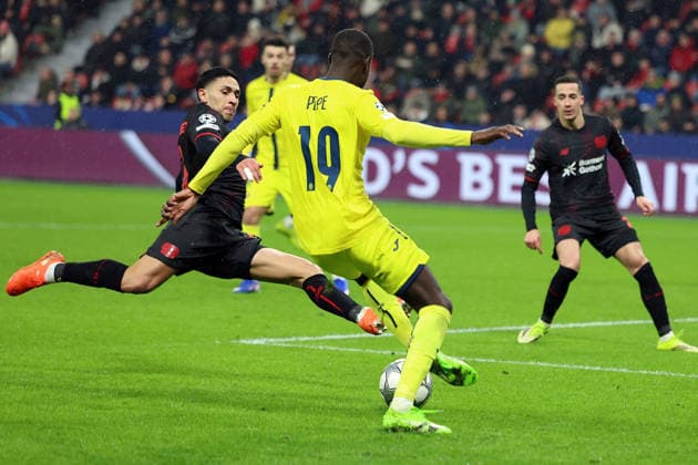 28 01 2026, xrekx, Football UEFA Champions League, Bayer 04 Leverkusen FC Villareal v l Equi Fernandez Bayer 04 Leverkusen Nicolas PÃ pÃ FC Villarreal Schwalbe Gelbe Karte DFL DFB REGULATIONS PROHIBIT ANY USE OF PHOTOGRAPHS as IMAGE SEQUENCES and or QUASI VIDEO Leverkusen