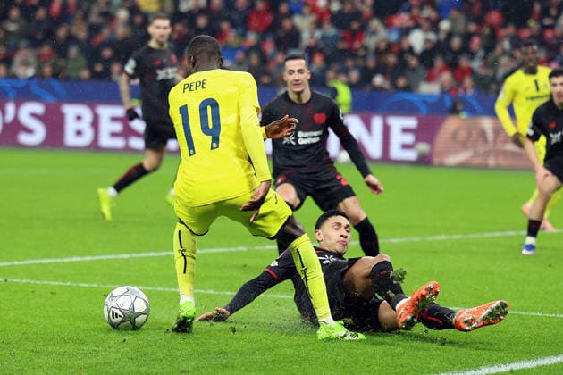 28 01 2026, xrekx, Football UEFA Champions League, Bayer 04 Leverkusen FC Villareal v l Equi Fernandez Bayer 04 Leverkusen Nicolas PÃ pÃ FC Villarreal Schwalbe Gelbe Karte DFL DFB REGULATIONS PROHIBIT ANY USE OF PHOTOGRAPHS as IMAGE SEQUENCES and or QUASI VIDEO Leverkusen