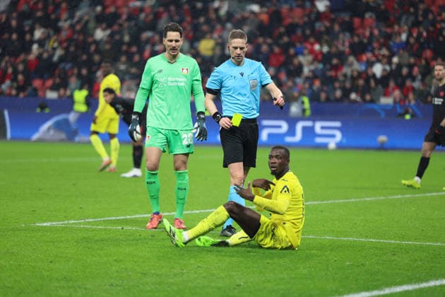 28 01 2026, xrekx, Football UEFA Champions League, Bayer 04 Leverkusen FC Villareal v l Janis Blaswich Bayer 04 Leverkusen Schwalbe Nicolas PÃ pÃ FC Villarreal Gelbe Karte Referee Referee Espen Eskas DFL DFB REGULATIONS PROHIBIT ANY USE OF PHOTOGRAPHS as IMAGE SEQUENCES and or QUASI VIDEO Leverkusen