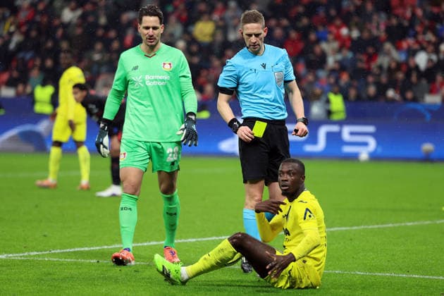 28 01 2026, xrekx, Football UEFA Champions League, Bayer 04 Leverkusen FC Villareal v l Janis Blaswich Bayer 04 Leverkusen Schwalbe Nicolas PÃ pÃ FC Villarreal Gelbe Karte Referee Referee Espen Eskas DFL DFB REGULATIONS PROHIBIT ANY USE OF PHOTOGRAPHS as IMAGE SEQUENCES and or QUASI VIDEO Leverkusen