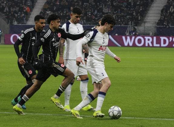 28 01 2026 xmgoodx Frankfurt am Main, Deutsche Bank Park UEFA Champions League Eintracht Frankfurt Tottenham Hotspur Ansgar Knauff 7, Eintracht Frankfurt and Nathaniel Brown 21, Eintracht Frankfurt against Archie Gray 14, Tottenham