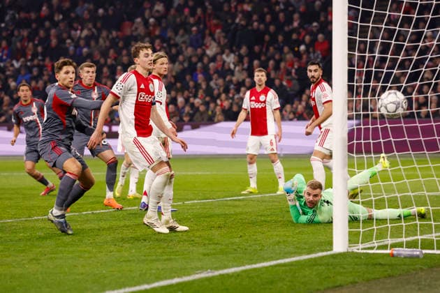 2026-01-28 AFC Ajax v Olympiacos FC - UEFA Champions League AMSTERDAM, NETHERLANDS - JANUARY 28: Santiago Hezze of Olympiacos FC scoring with a header his teams second goal, the 1-2. Kasper Dolberg of AFC Ajax, Anton Gaaei of AFC Ajax, Youri Regeer of AFC Ajax, Josip Sutalo of AFC Ajax, Goalkeeper Vitezslav Jaros of AFC Ajax during the UEFA Champions League match between AFC Ajax and Olympiacos FC at Johan Cruijff ArenA on January 28, 2026 in Amsterdam, Netherlands. Amsterdam Johan Cruijff ArenA Netherlands Content not available for redistribution in The Netherlands directly or indirectly through any third parties. Copyright: xBenxGalx