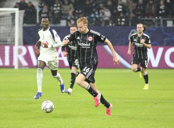 28 01 2026 xmgoodx Frankfurt am Main, Deutsche Bank Park UEFA Champions League Eintracht Frankfurt Tottenham Hotspur Hugo Larsson 16, Eintracht Frankfurt