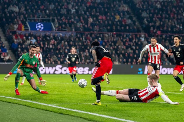 Duel between Matej Kovar PSV Eindhoven, 32 , Luis Diaz FC Bayern Muenchen, 14 and Jerdy Schouten PSV Eindhoven, 22 PSV Eindhoven vs FC Bayern Muenchen, Football, UEFA Champions League, Matchday 08, Season 2025 2026, 28 01 2026 PSV Eindhoven vs FC Bayern Muenchen, Football, UEFA Champions League, Matchday 08, Season 2025 2026, 28 01 2026 Eindhoven Copyright: xEibner-Pressefoto ThomasxHaeslerx EP_THR