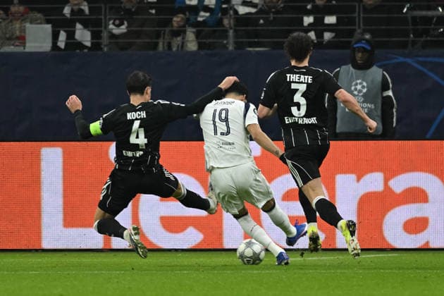 28 01 2026, xsltx, Fussball UEFA Champions League, Eintracht Frankfurt Tottenham Hotspur v l Dominic Solanke Tottenham Hotspur Torschuetze, erzielt das Tor, Treffer, scores the goal 0 2 Robin Koch Eintracht Frankfurt Arthur Theate Eintracht Frankfurt DFL DFB REGULATIONS PROHIBIT ANY USE OF PHOTOGRAPHS as IMAGE SEQUENCES and or QUASI VIDEO