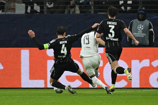 28 01 2026, xsltx, Fussball UEFA Champions League, Eintracht Frankfurt Tottenham Hotspur v l Dominic Solanke Tottenham Hotspur Torschuetze, erzielt das Tor, Treffer, scores the goal 0 2 Robin Koch Eintracht Frankfurt Arthur Theate Eintracht Frankfurt DFL DFB REGULATIONS PROHIBIT ANY USE OF PHOTOGRAPHS as IMAGE SEQUENCES and or QUASI VIDEO