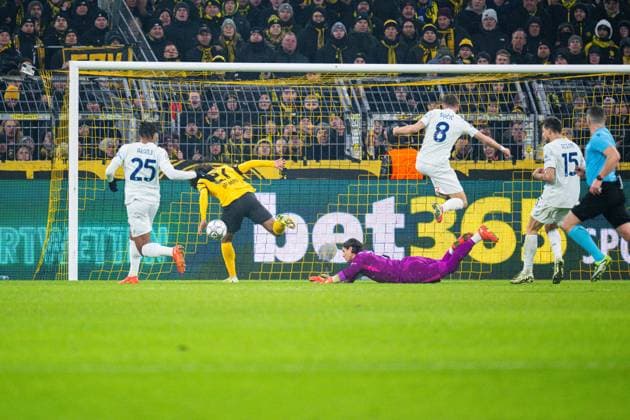 28 01 2026 Football, 2025 2026, UEFA Champions League, Matchday 8, Borussia Dortmund Inter Milan M Karim Adeyemi Dortmund with a scoring chance ahead of Yann Sommer Milan