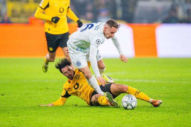 28 01 2026 Football, 2025 2026, UEFA Champions League, Matchday 8, Borussia Dortmund Inter Milan L R Ramy Bensebaini Dortmund , Davide Frattesi Milan