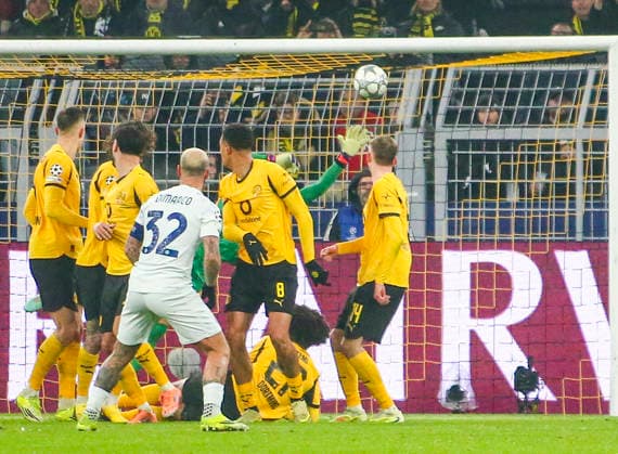 Football UEFA Champions League 2025 26, 8 Matchday League phase Borussia Dortmund vs Inter Milan Signal Iduna Park Stadion Dortmund Federico Dimarco Inter Milan, 32 Gregor Kobel Borussia Dortmund, 1 Dortmund Copyright: xAymanxAlahmedx
