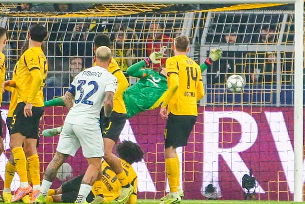 Football UEFA Champions League 2025 26, 8 Matchday League phase Borussia Dortmund vs Inter Milan Signal Iduna Park Stadion Dortmund Federico Dimarco Inter Milan, 32 Gregor Kobel Borussia Dortmund, 1 Dortmund Copyright: xAymanxAlahmedx