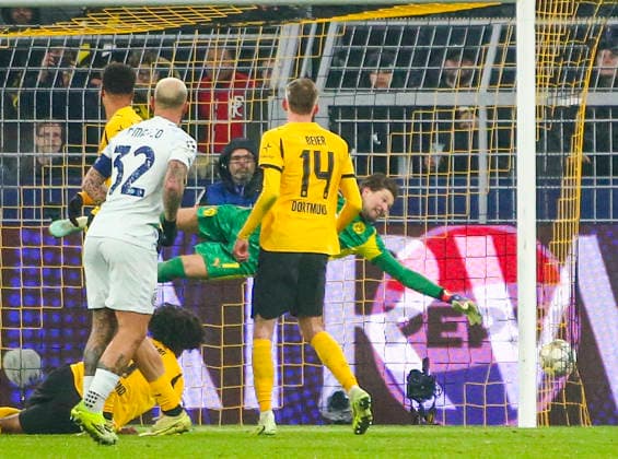Football UEFA Champions League 2025 26, 8 Matchday League phase Borussia Dortmund vs Inter Milan Signal Iduna Park Stadion Dortmund Federico Dimarco Inter Milan, 32 Gregor Kobel Borussia Dortmund, 1 Dortmund Copyright: xAymanxAlahmedx