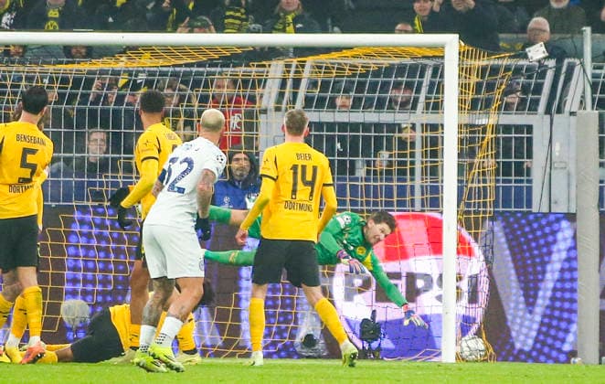 Football UEFA Champions League 2025 26, 8 Matchday League phase Borussia Dortmund vs Inter Milan Signal Iduna Park Stadion Dortmund Federico Dimarco Inter Milan, 32 Gregor Kobel Borussia Dortmund, 1 Dortmund Copyright: xAymanxAlahmedx