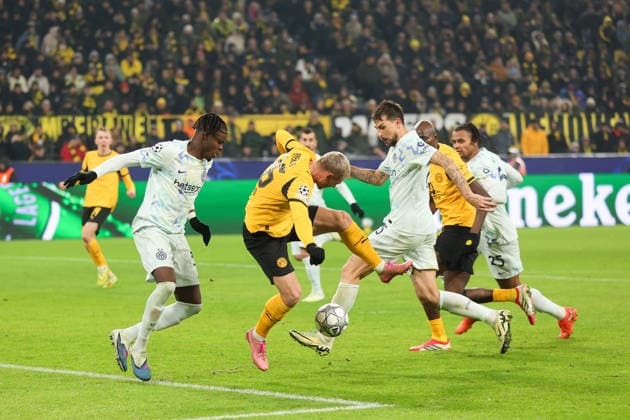 duel between Julian Ryerson Borussia Dortmund and Francesco Acerbi Inter Milan GER, Borussia Dortmund vs Inter Milan, Football, Champions League, Matchday 8, Season 2025 2026, 28 01 2026 DFL REGULATIONS PROHIBIT ANY USE OF PHOTOGRAPHS AS IMAGE SEQUENCES AND OR QUASI VIDEO GER, Borussia Dortmund vs Inter Milan, Football, Champions League, Matchday 8, Season 2025 2026, 28 01 2026 Dortmund Copyright: xEibner-Pressefoto FrankxZeisingx EP_FZG
