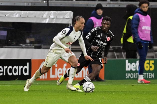 28 01 2026, xsltx, Football UEFA Champions League, Eintracht Frankfurt Tottenham Hotspur v l Xavi Simons Tottenham Hotspur AurÃ lio Buta Eintracht Frankfurt Zweikampf, Aktion, action, battle for the ball DFL DFB REGULATIONS PROHIBIT ANY USE OF PHOTOGRAPHS as IMAGE SEQUENCES and or QUASI VIDEO