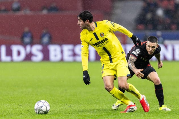 UEFA Champions League: Bayer 04 Leverkusen - Villarreal FC; 28.01.2026 Santiago Comesana (Villarreal FC, 14), Alejandro Grimaldo (Bayer 04 Leverkusen, 20) UEFA Champions League: Bayer 04 Leverkusen - Villarreal FC; BayArena, Leverkusen; 28.01.2026 Copyright: xBEAUTIFULxSPORTS Buriakovx