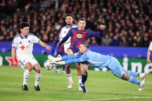 January 28, 2026, Barcelona, Barcelona, Spain: Robert Lewandowski of FC Barcelona, Barca and Dominik Kotarski of FC Copenhague in action during the UEFA Champions League 2025 26 League Phase MD8 match between FC Barcelona and F.C. Copenhagen at Spotify Camp Nou stadium on January 28, 2026 in Barcelona, Spain. Barcelona Spain - ZUMAa181 20260128_zaa_a181_226 Copyright: xJavierxBorregox