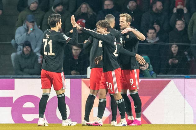Harry Kane FC Bayern München celebrates after scoring his team s second goal with teammates during the UEFA Champions League 2025 26 League Phase MD8 match between PSV Eindhoven and FC Bayern München at PSV Stadion on January 28, 2026 in Eindhoven, Netherlands