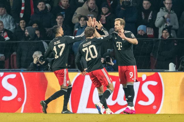 Harry Kane FC Bayern München celebrates after scoring his team s second goal with teammates during the UEFA Champions League 2025 26 League Phase MD8 match between PSV Eindhoven and FC Bayern München at PSV Stadion on January 28, 2026 in Eindhoven, Netherlands