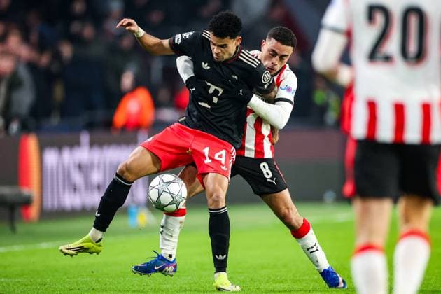 EINDHOVEN - (l-r) Luis Diaz of FC Bayern Munich, Sergino Dest of PSV Eindhoven during the UEFA Champions League match between PSV Eindhoven and FC Bayern Munich at the Phillips Stadium on January 28, 2026, in Eindhoven, Netherlands. BART STOUTJESDIJK ANP UEFA Champions League 2025-2026 xVIxANPxSportx xxANPxIVx 548923275 originalFilename: 548923275.jpg