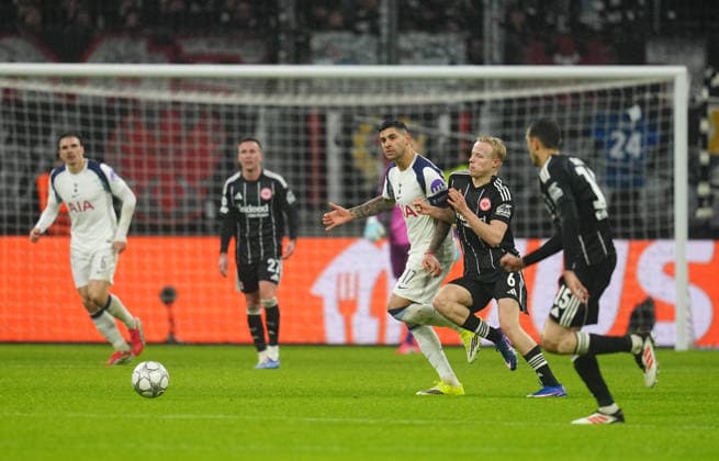 Oscar Hoejlund Eintracht Frankfurt and Cristian Romero Tottenham Hotspur battle for the ball the UEFA Champions League 2025 26 League Phase match between Eintracht Frankfurt and Tottenham Hotspur, Deutsche Bank Arena on January 28, 2026 in Frankfurt, Germany Photo by Thor Wegner DeFodi Images