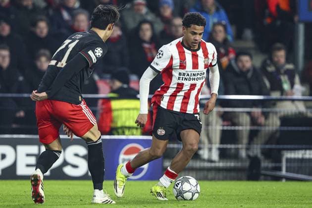 EINDHOVEN , 28-01-2026 , Philips Stadium , season 2025 2026 , UEFA Champions League football , League phase matchday 8 , match between PSV and Bayern Munchen , picture shows PSV player Noah Fernadez and Bayern Munchen player Hiroki Ito PSV - Bayern Munchen  x201146631x Copyright: