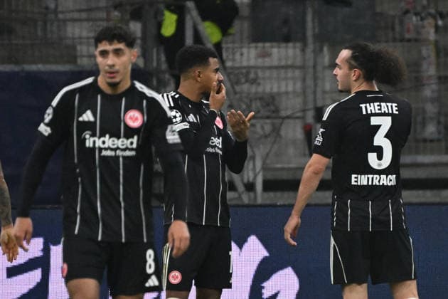 28 01 2026, xjhx, Football UEFA Champions League, Eintracht Frankfurt Tottenham Hotspur v l Ansgar Knauff Eintracht Frankfurt Arthur Theate Eintracht Frankfurt Disappointed, sad, frustrated Frankfurt am Main