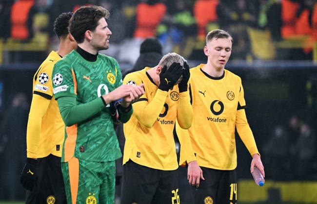 Football, Champions League, Germany, Men, Season 2025 2026, Matchday 8, Signal Iduna Park Dortmund Bor Dortmund Inter Milan 0 2 Gregor Kobel BVB , Julian Ryerson BVB , Maximilian Beier BVB disappointed after the end of the match Disappointment, frustration, action