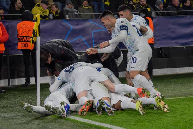 Andy Diouf Inter 17 celebrates with the team after scoring the 0 2 goal 28 01 2026 Soccer, Champions League, Borussia Dortmund vs Inter Milan , Signal Iduna Park, Dortmund, Copyright: xpepphotox xHorstxMauelshagenx pep00321, pep_20260128_hm_263718